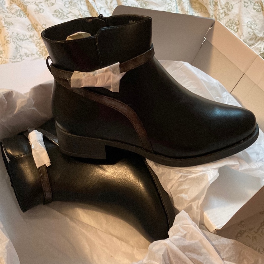 Ankle boots brand new in original packaging 10w